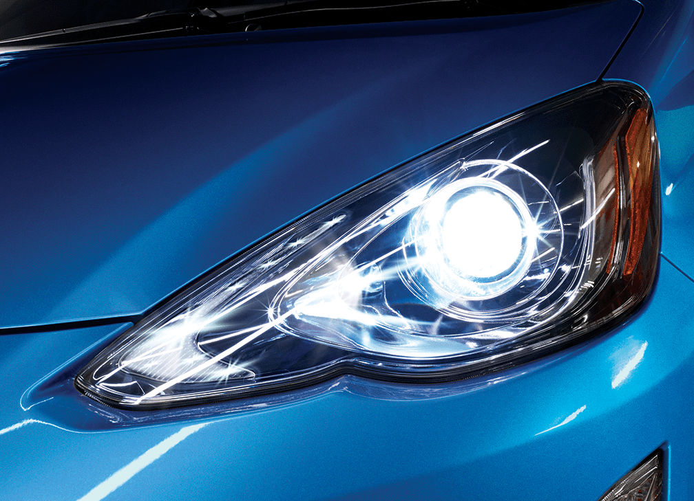 17prius_c_bro_pg6_thumb01.png