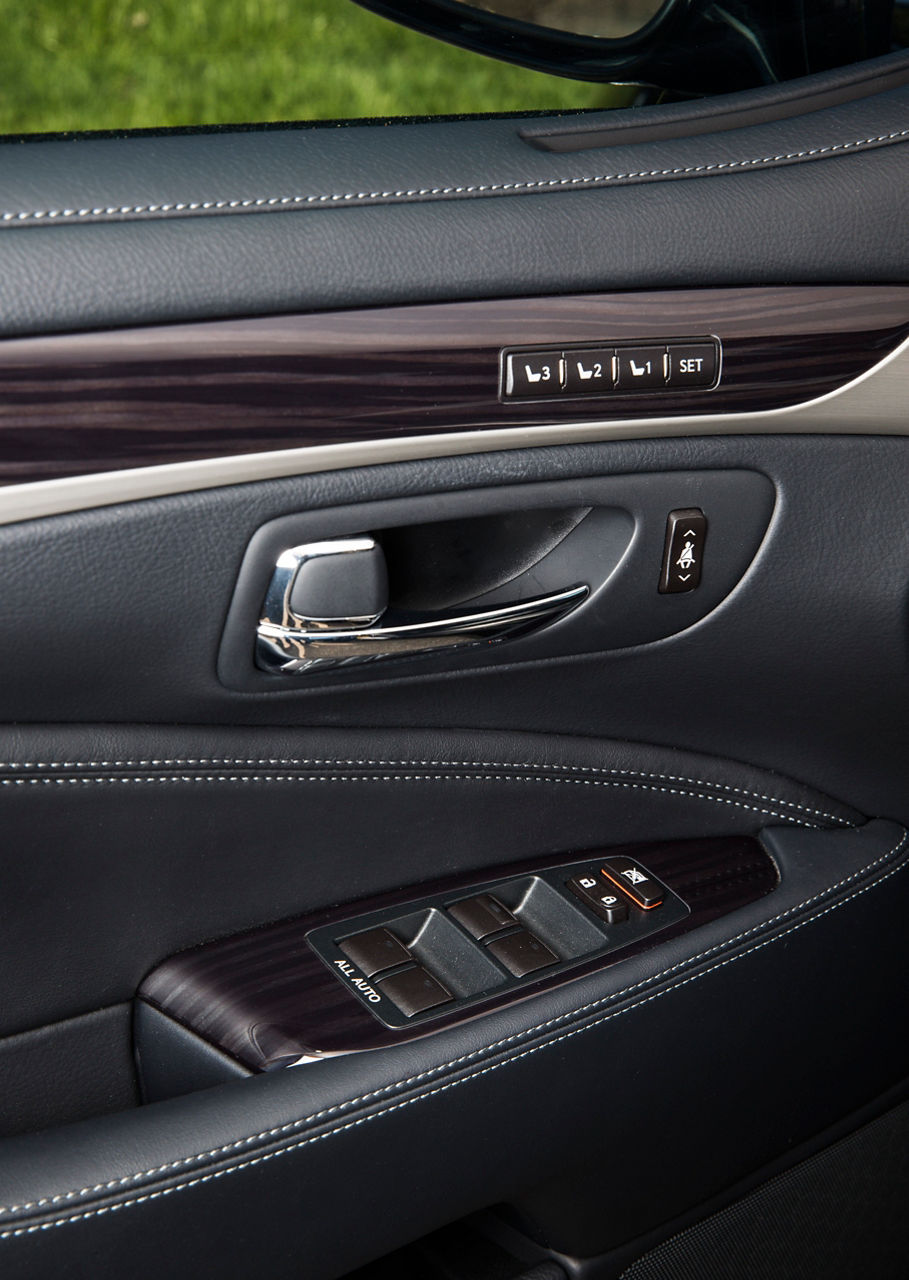 2013 Lexus LS460 31