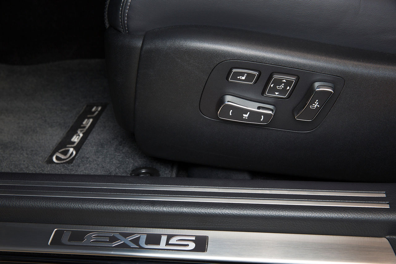 2013 Lexus LS460 32