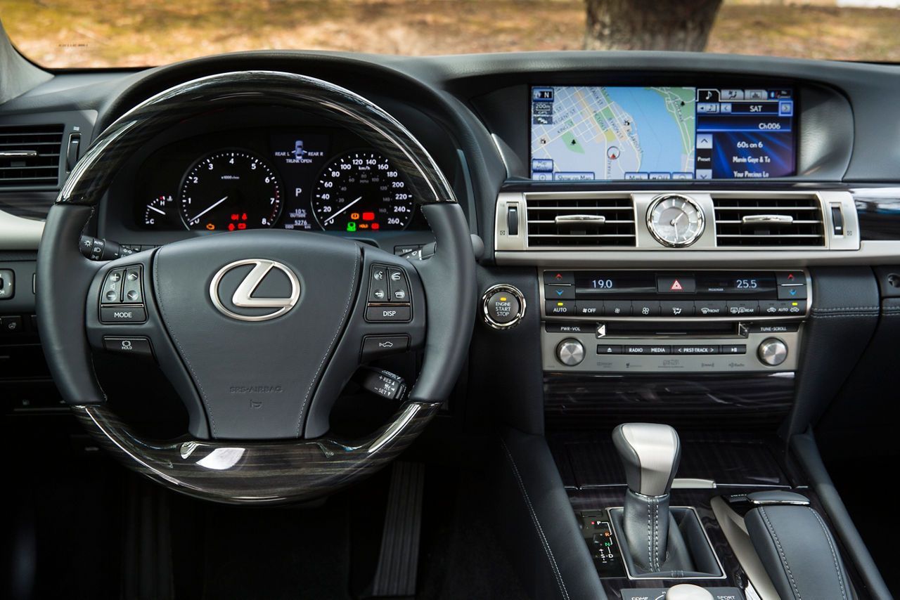 2013 Lexus LS460 34