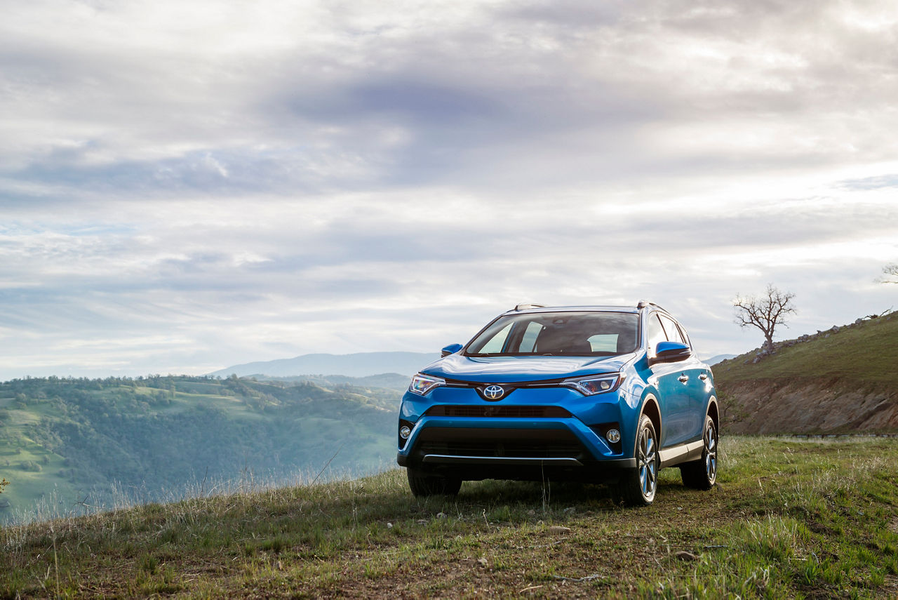 2015_NYIAS_2016_Toyota_RAV4_Hybrid_001