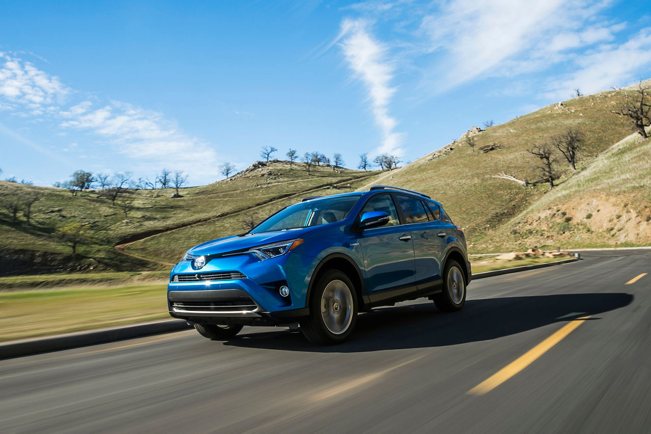 2015_NYIAS_2016_Toyota_RAV4_Hybrid_003