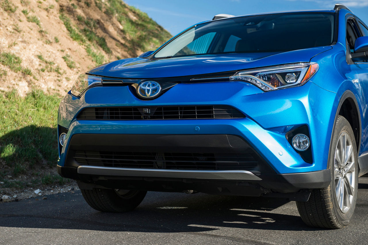 2015_NYIAS_2016_Toyota_RAV4_Hybrid_010