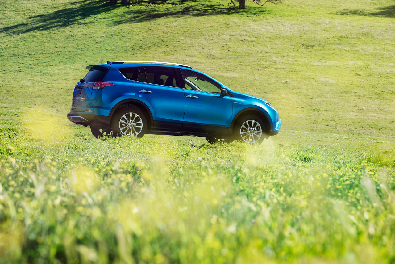 2015_NYIAS_2016_Toyota_RAV4_Hybrid_013