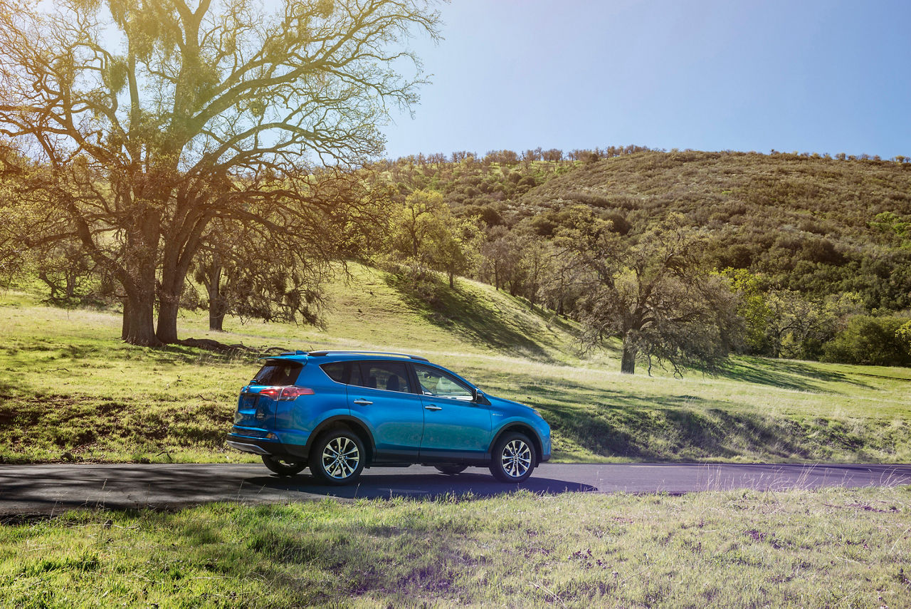 2015_NYIAS_2016_Toyota_RAV4_Hybrid_017