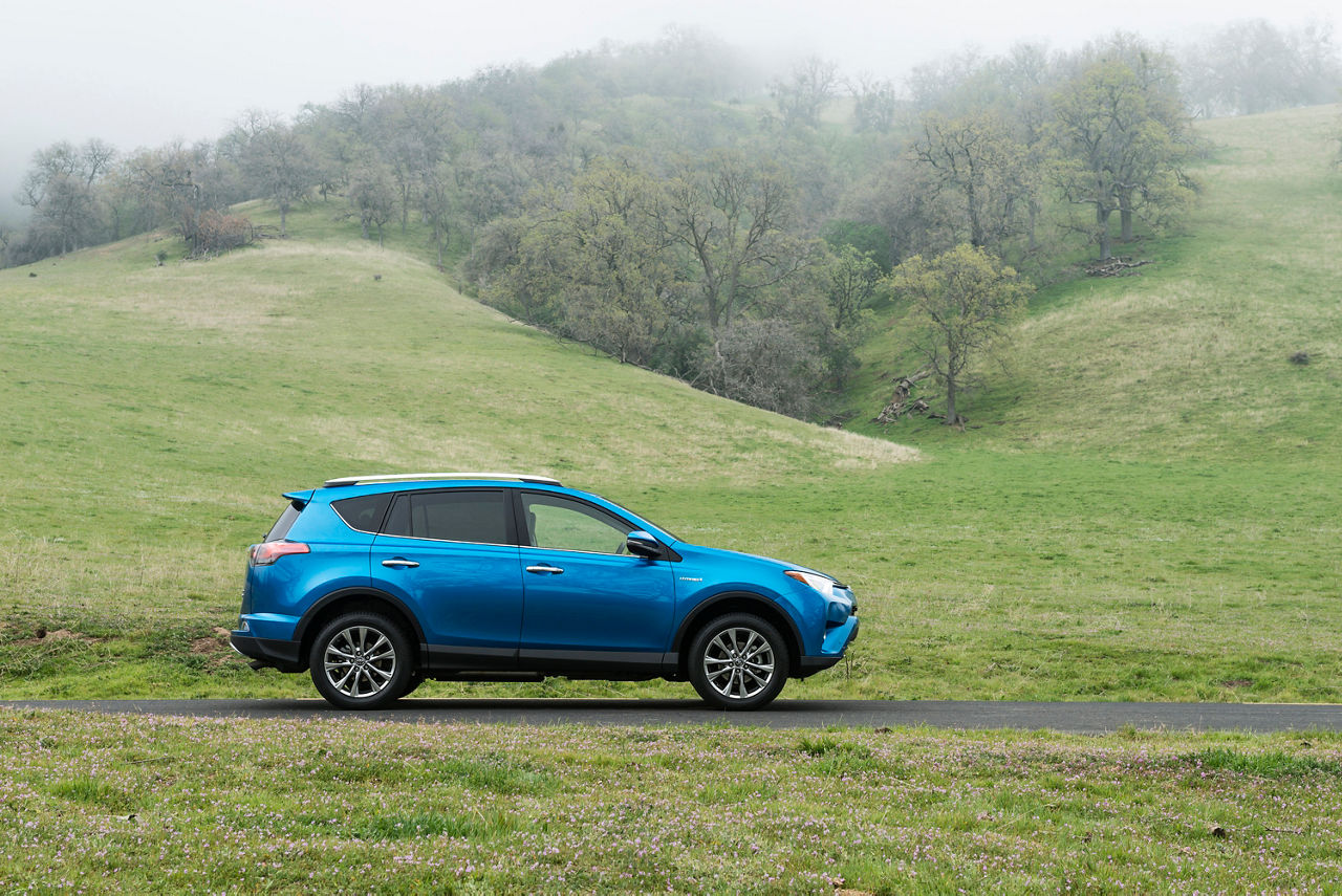 2015_NYIAS_2016_Toyota_RAV4_Hybrid_019