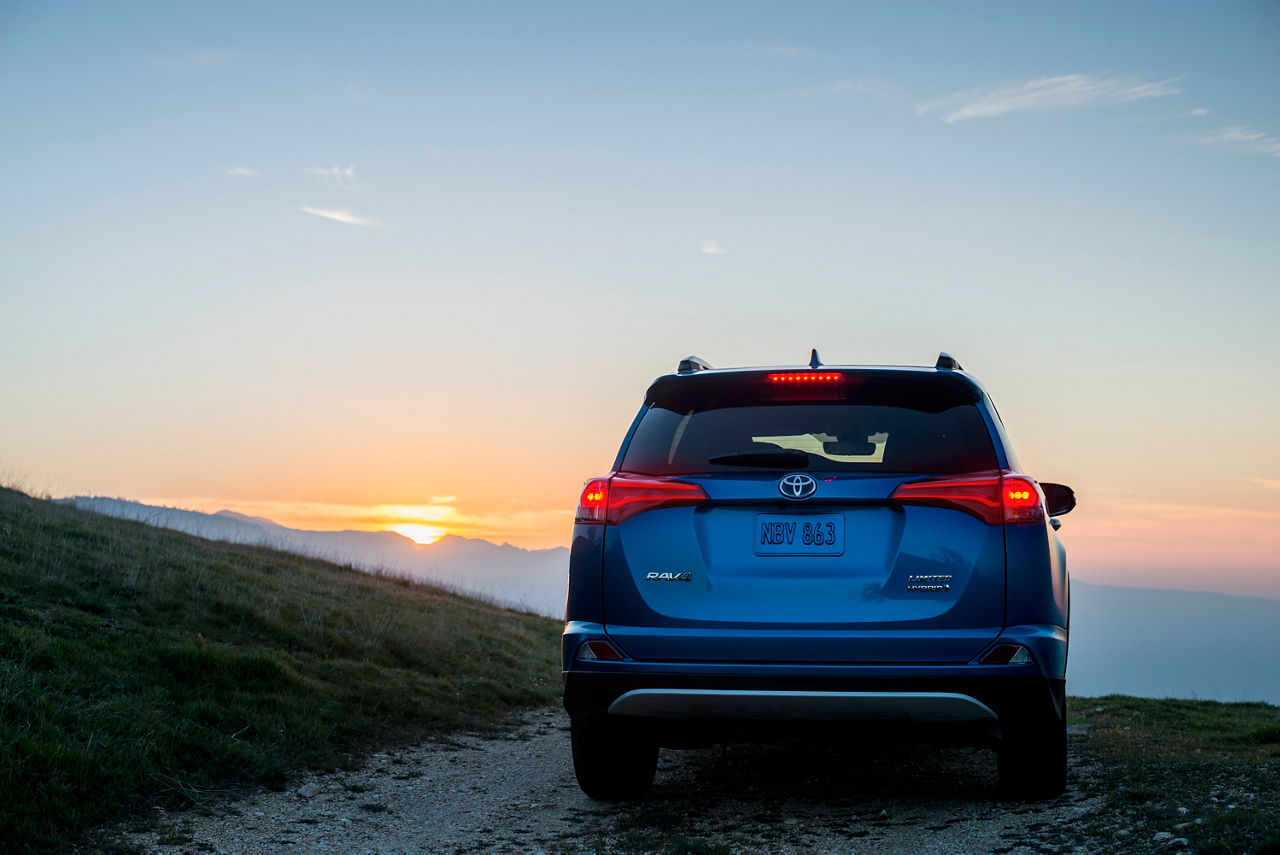2015_NYIAS_2016_Toyota_RAV4_Hybrid_020