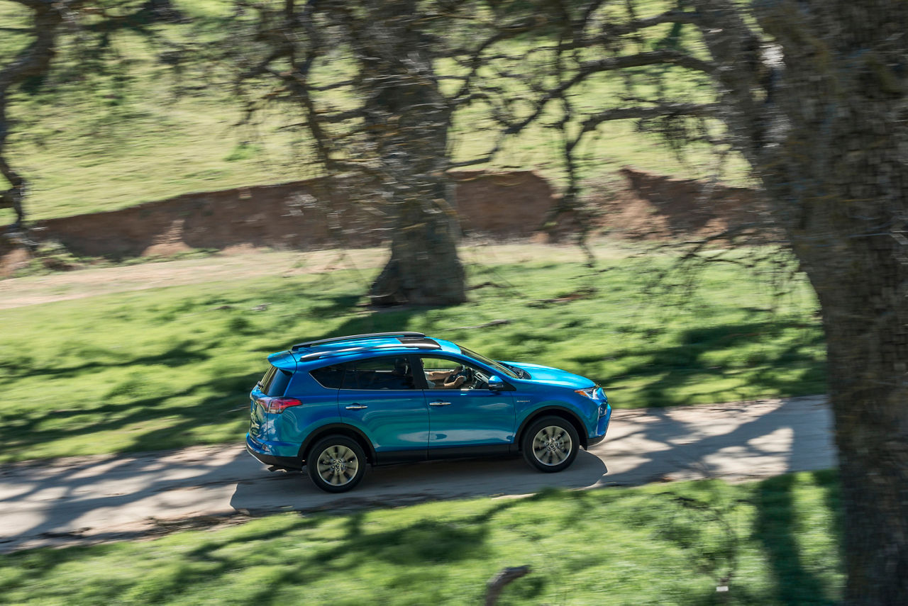 2015_NYIAS_2016_Toyota_RAV4_Hybrid_022