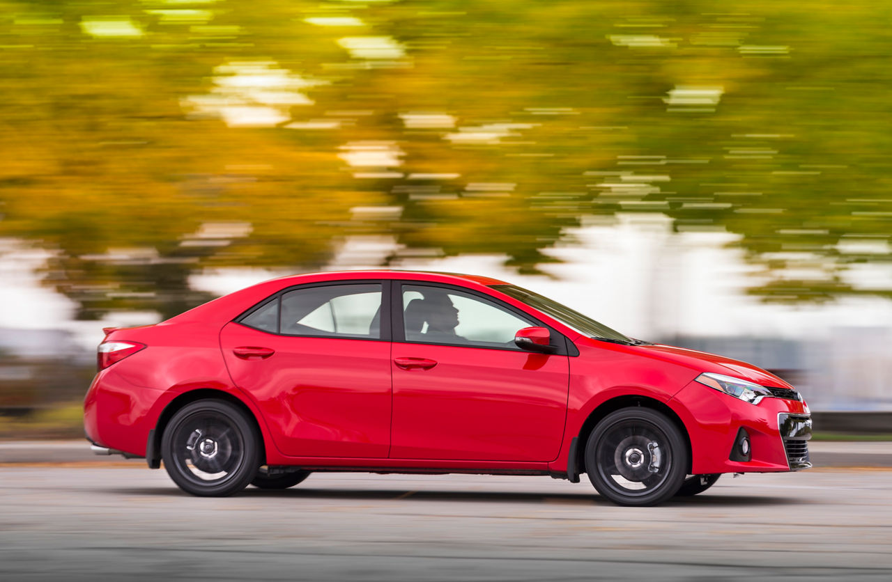 2015_Toyota_Corolla-15