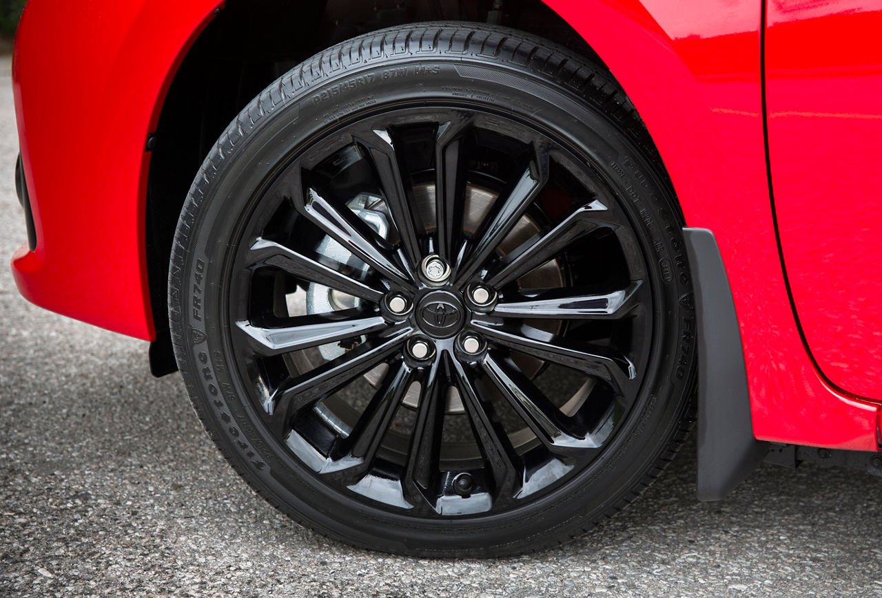 2015_Toyota_Corolla-17
