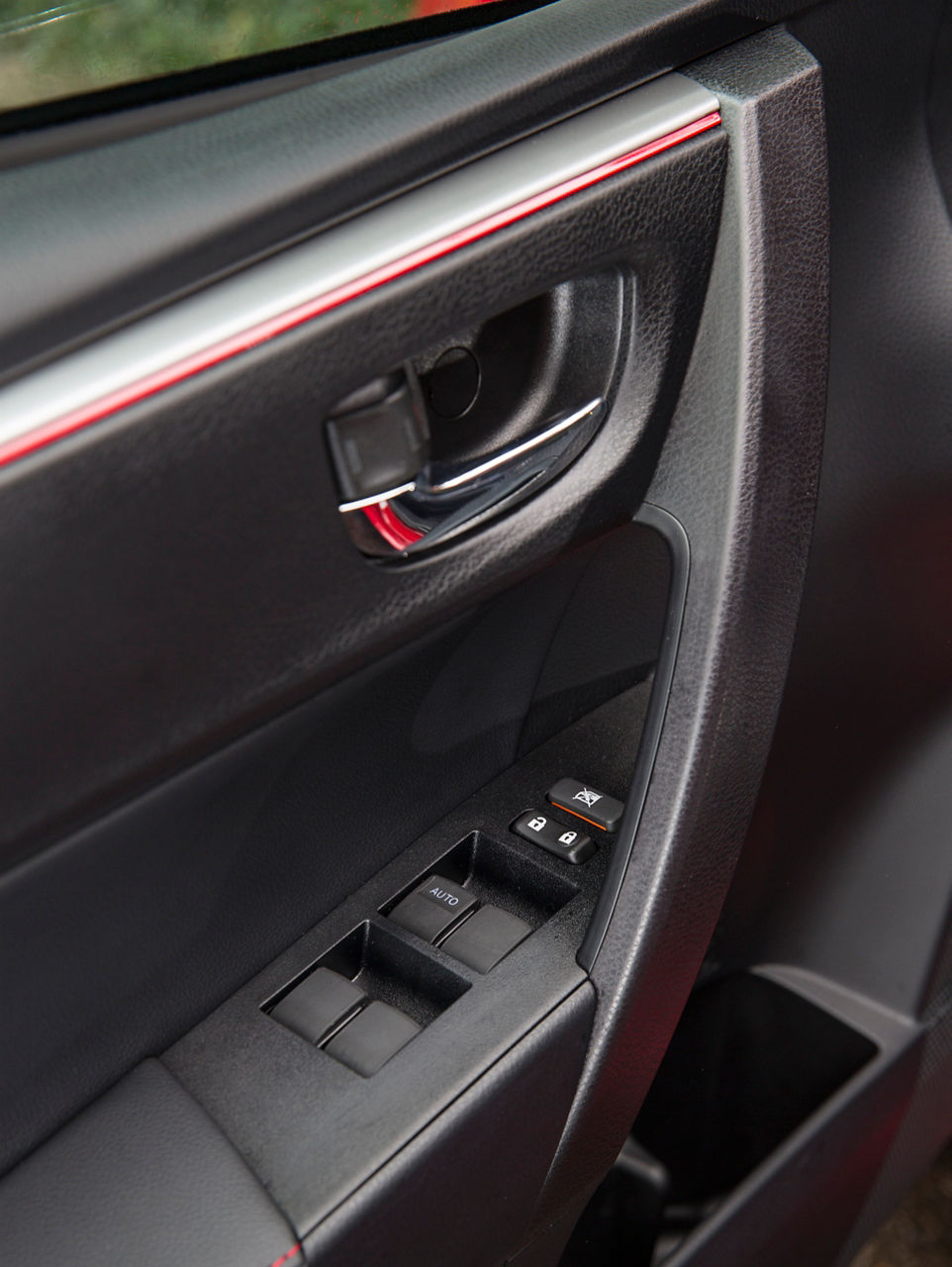 2015_Toyota_Corolla-21