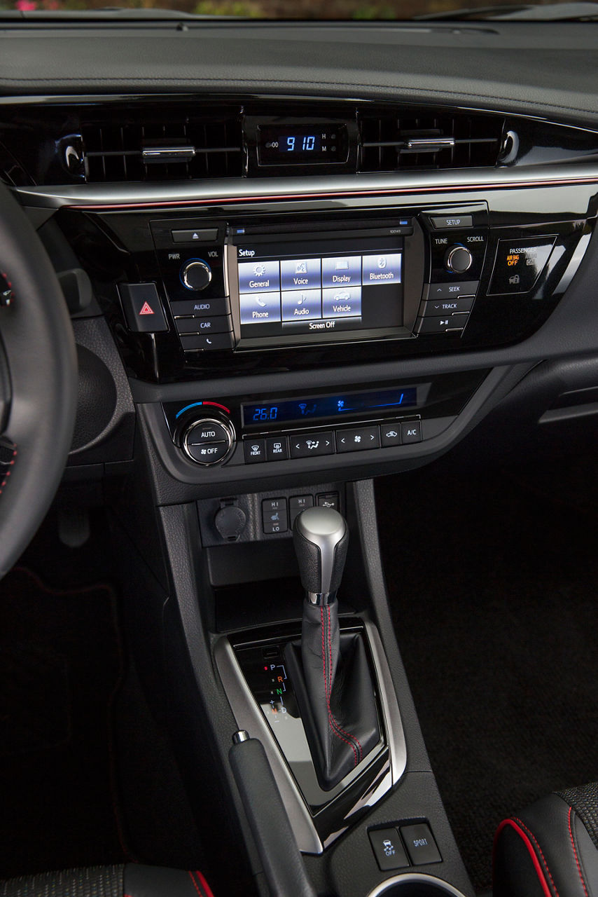 2015_Toyota_Corolla-26
