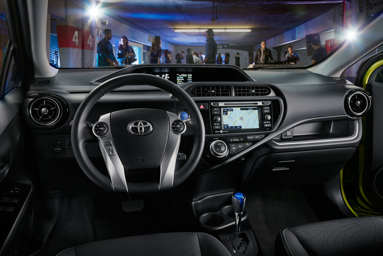 2015_Toyota_Prius_c_003