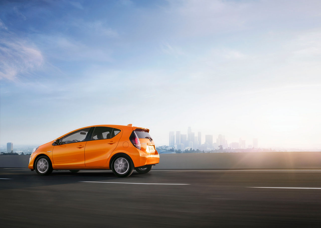 2015_Toyota_Prius_c_006
