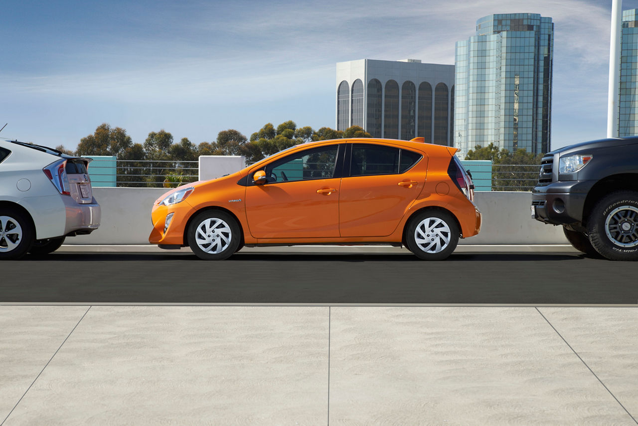 2015_Toyota_Prius_c_010