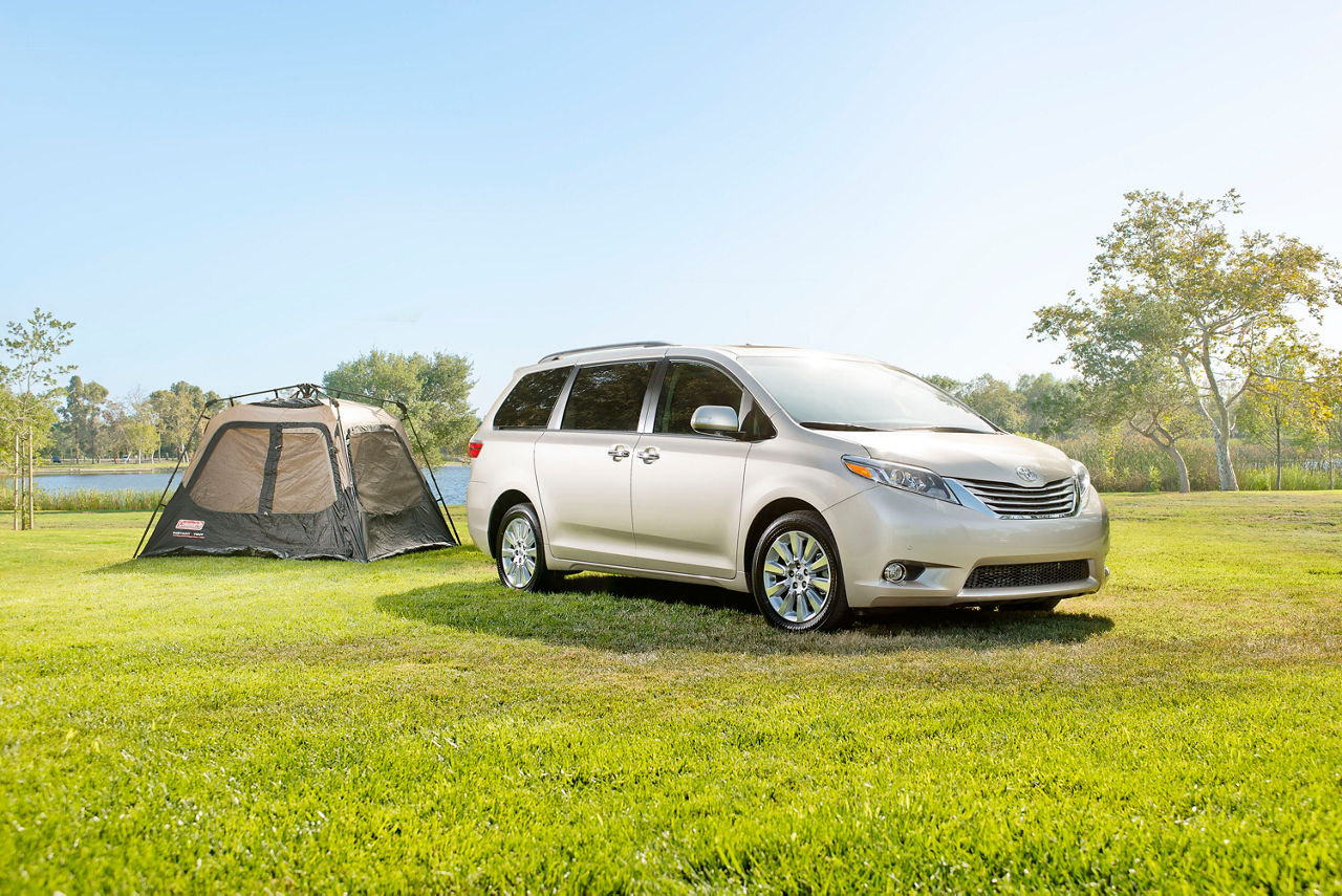 2015_Toyota_Sienna_LTD_001