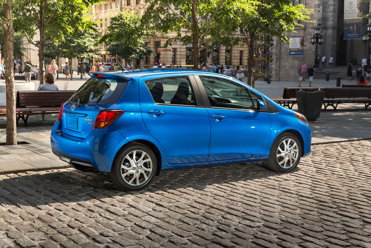 2015_Toyota_Yaris_SE-10