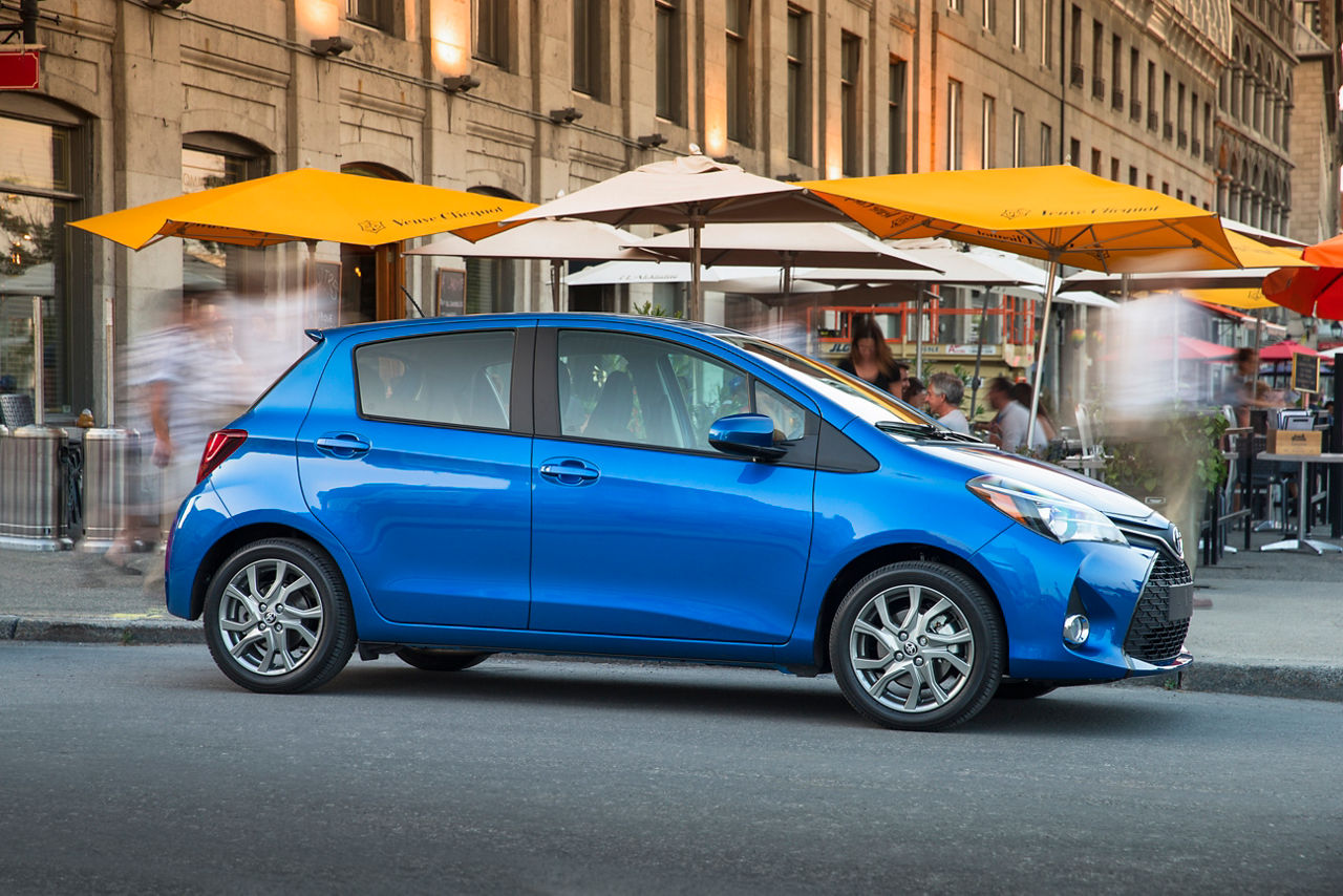2015_Toyota_Yaris_SE-15