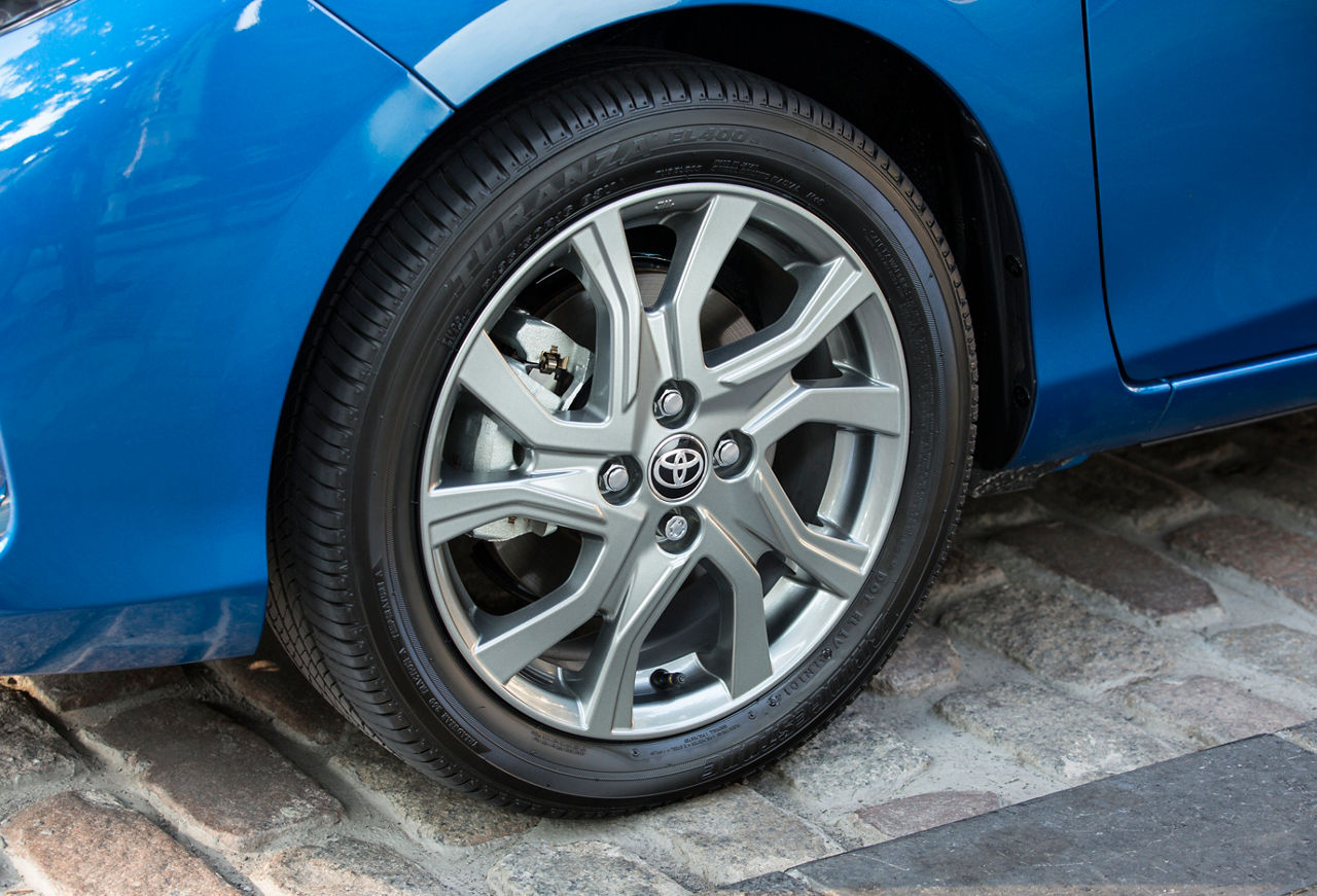 2015_Toyota_Yaris_SE-19