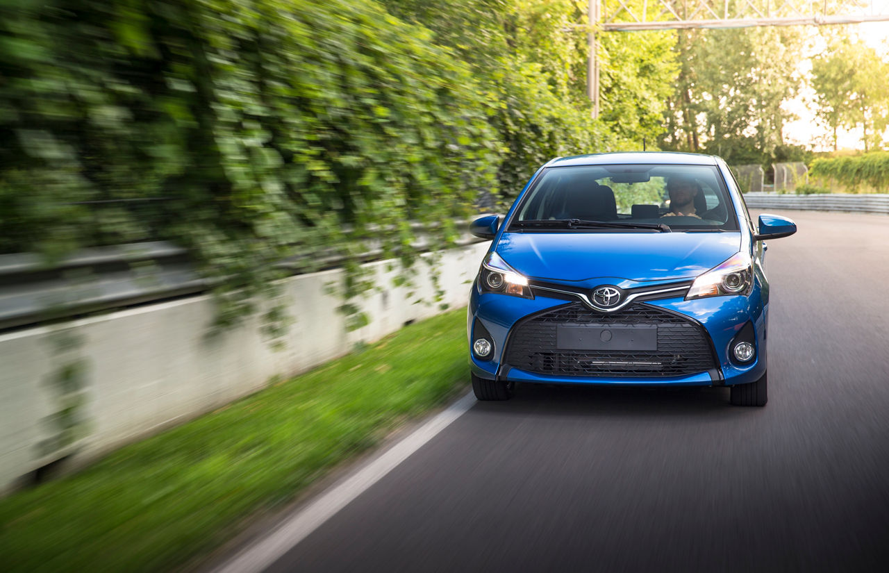 2015_Toyota_Yaris_SE-2