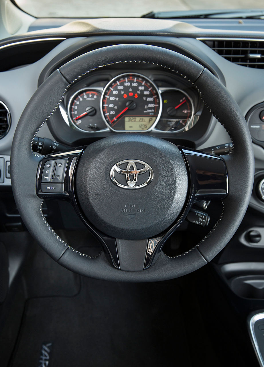 2015_Toyota_Yaris_SE-22