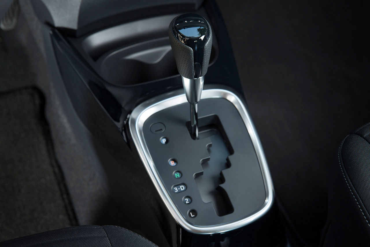 2015_Toyota_Yaris_SE-25
