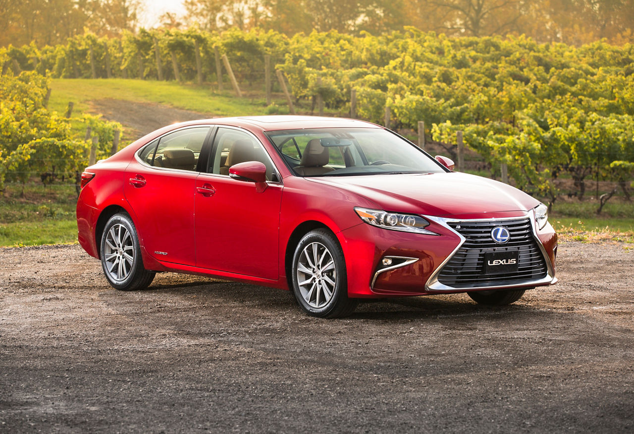 2016_Lexus_ES300h-1