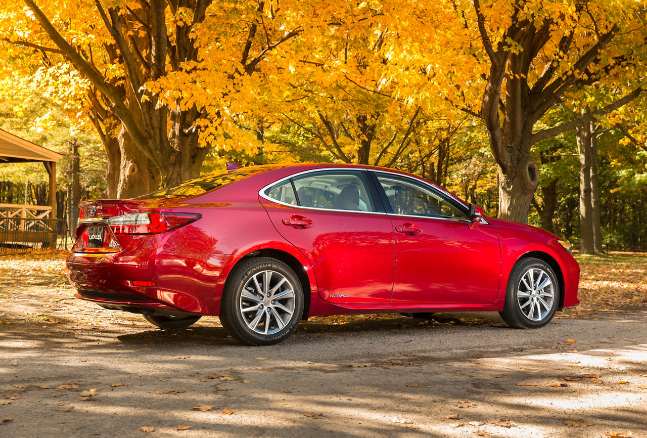 2016_Lexus_ES300h-12