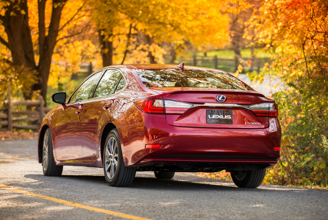 2016_Lexus_ES300h-13