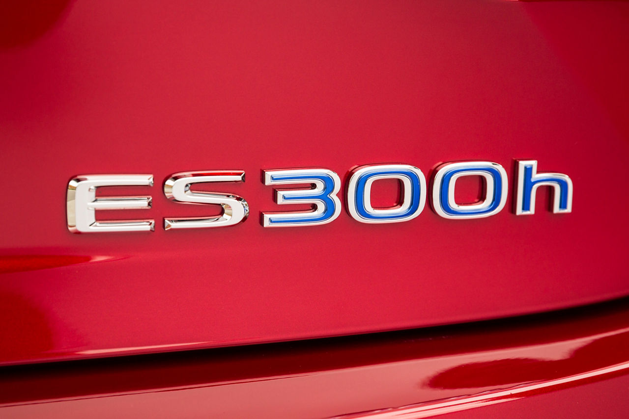 2016_Lexus_ES300h-14