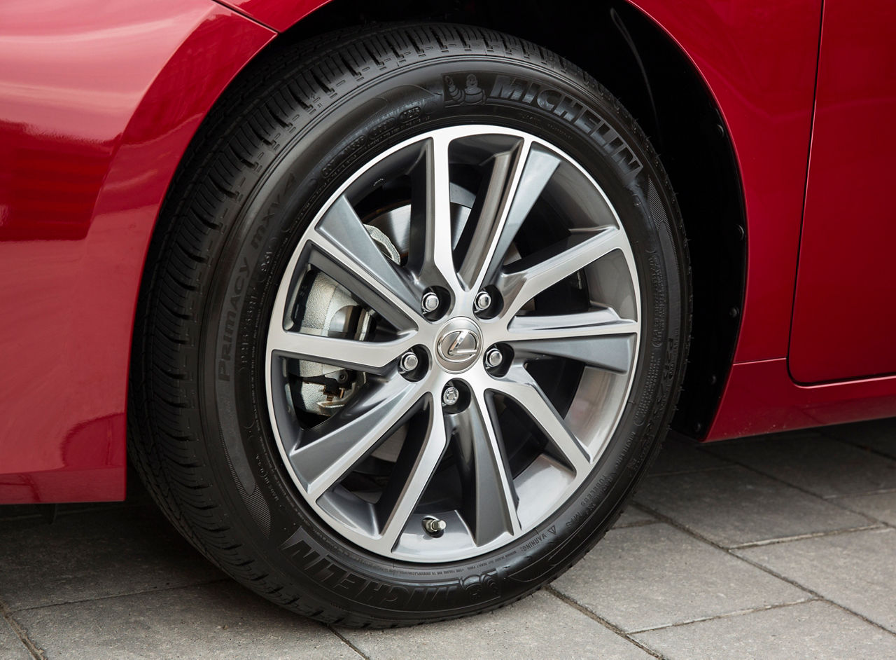 2016_Lexus_ES300h-16