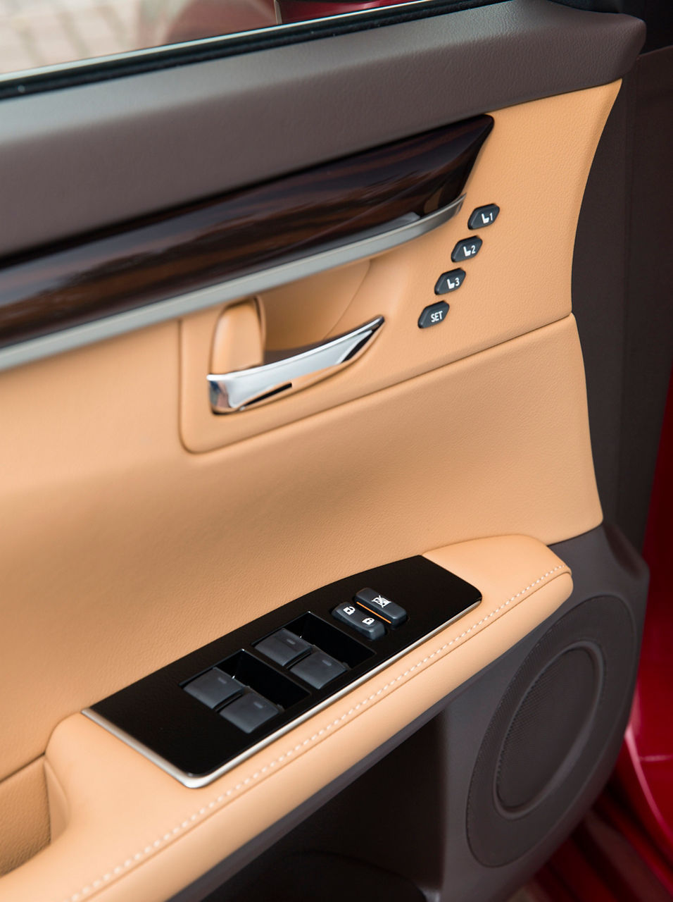 2016_Lexus_ES300h-19