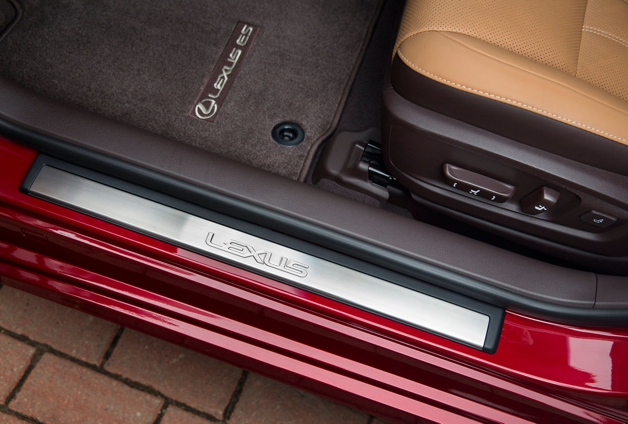 2016_Lexus_ES300h-20