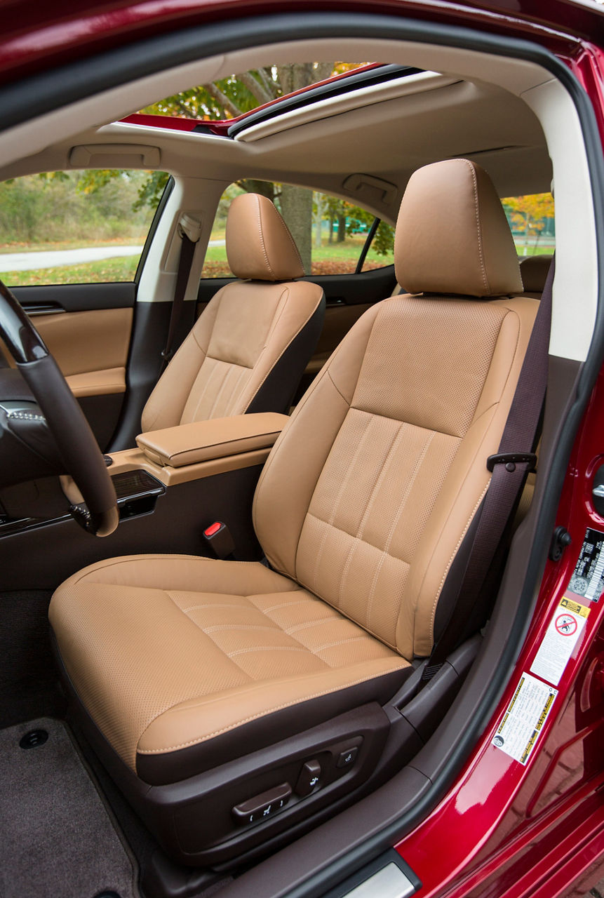 2016_Lexus_ES300h-21