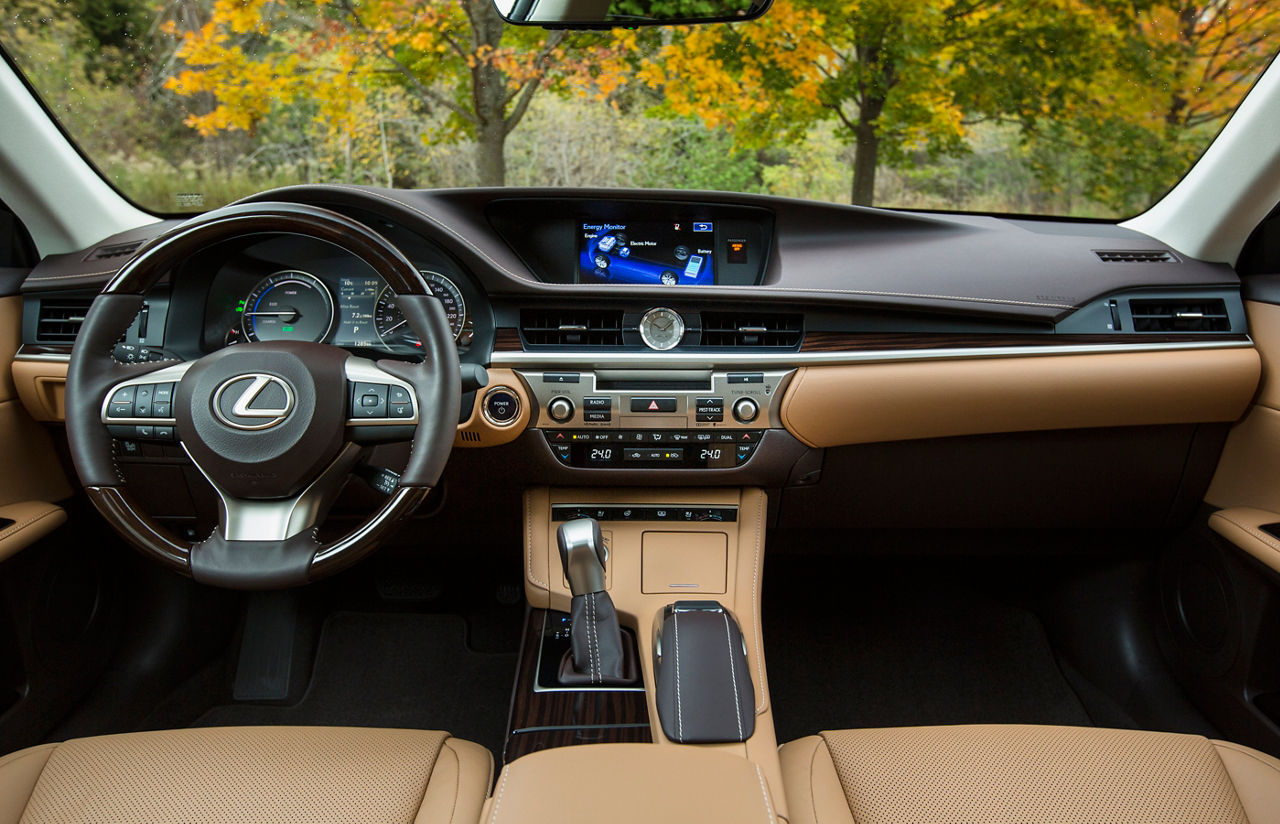 2016_Lexus_ES300h-23