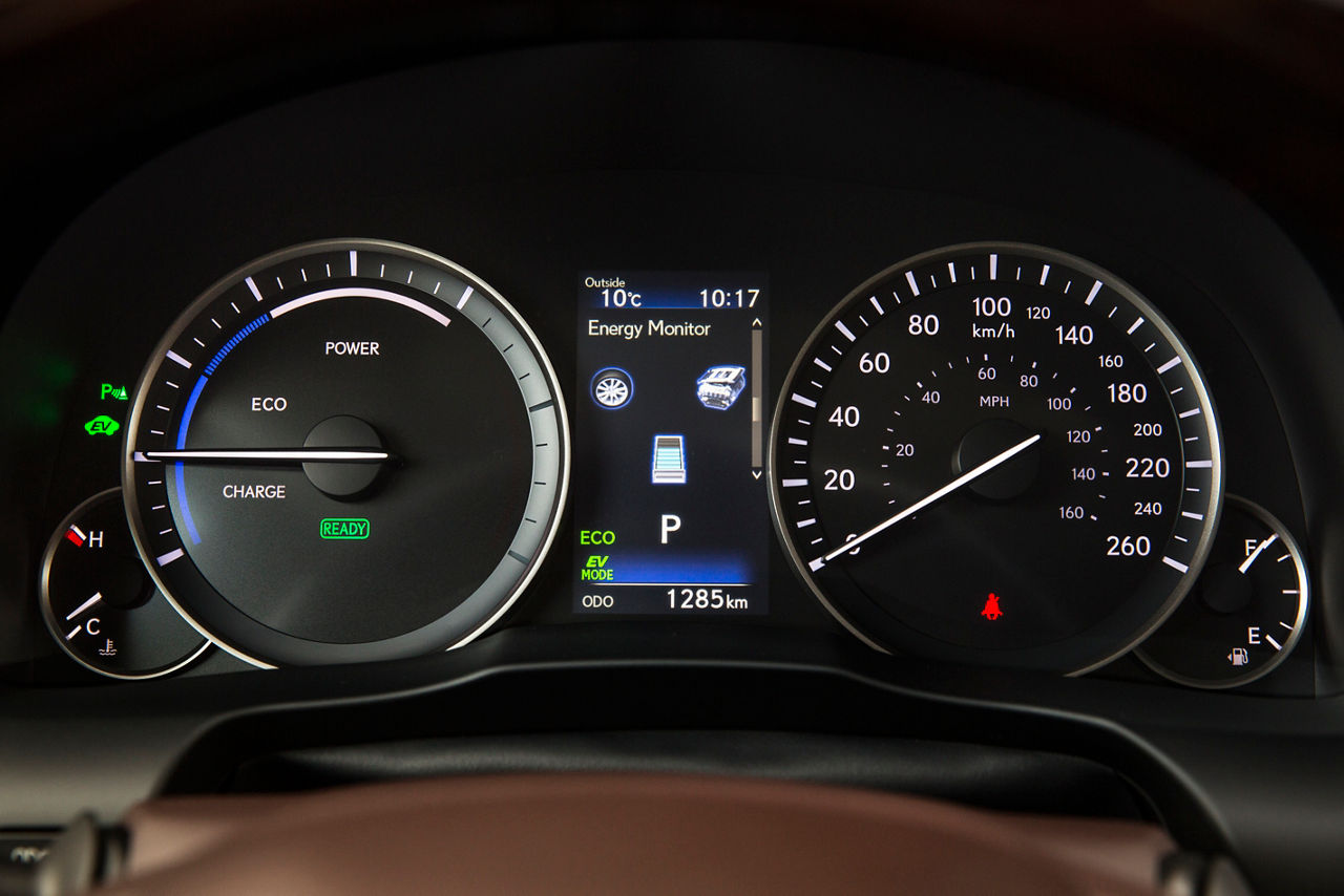2016_Lexus_ES300h-25