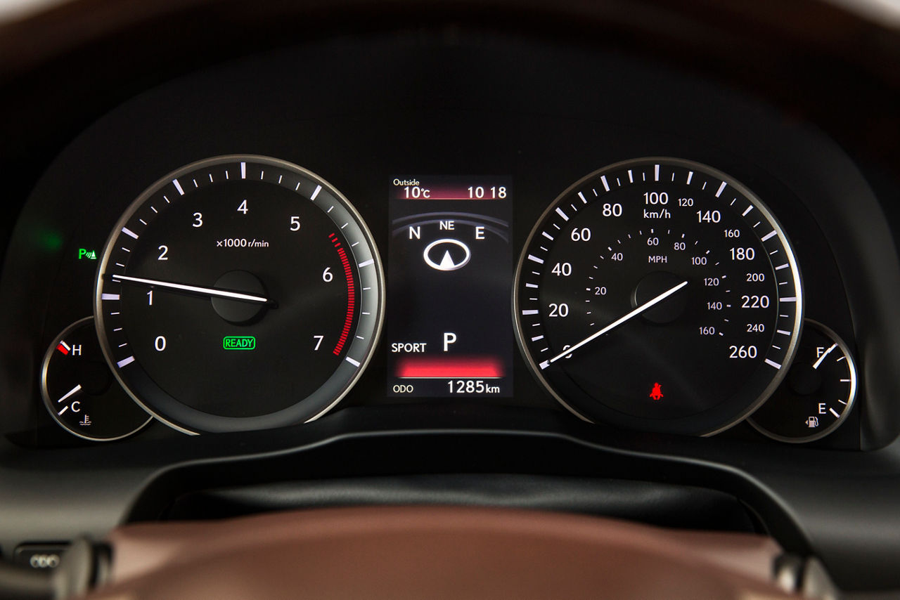 2016_Lexus_ES300h-26