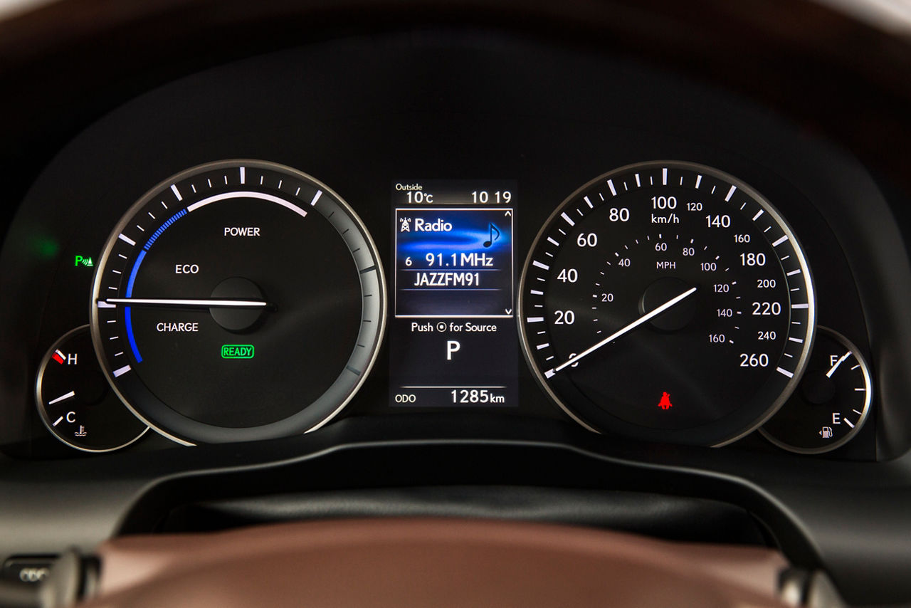 2016_Lexus_ES300h-27