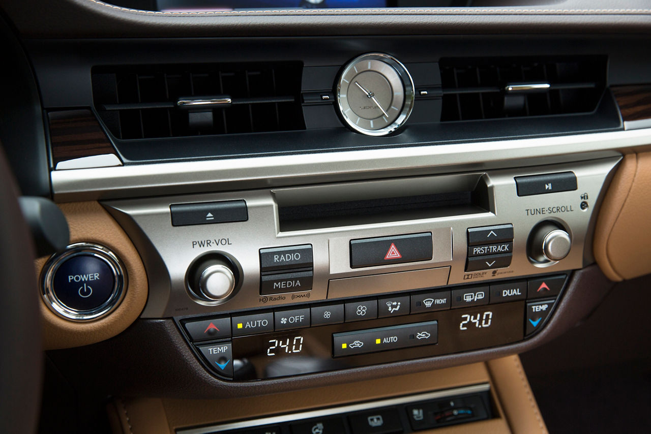 2016_Lexus_ES300h-28