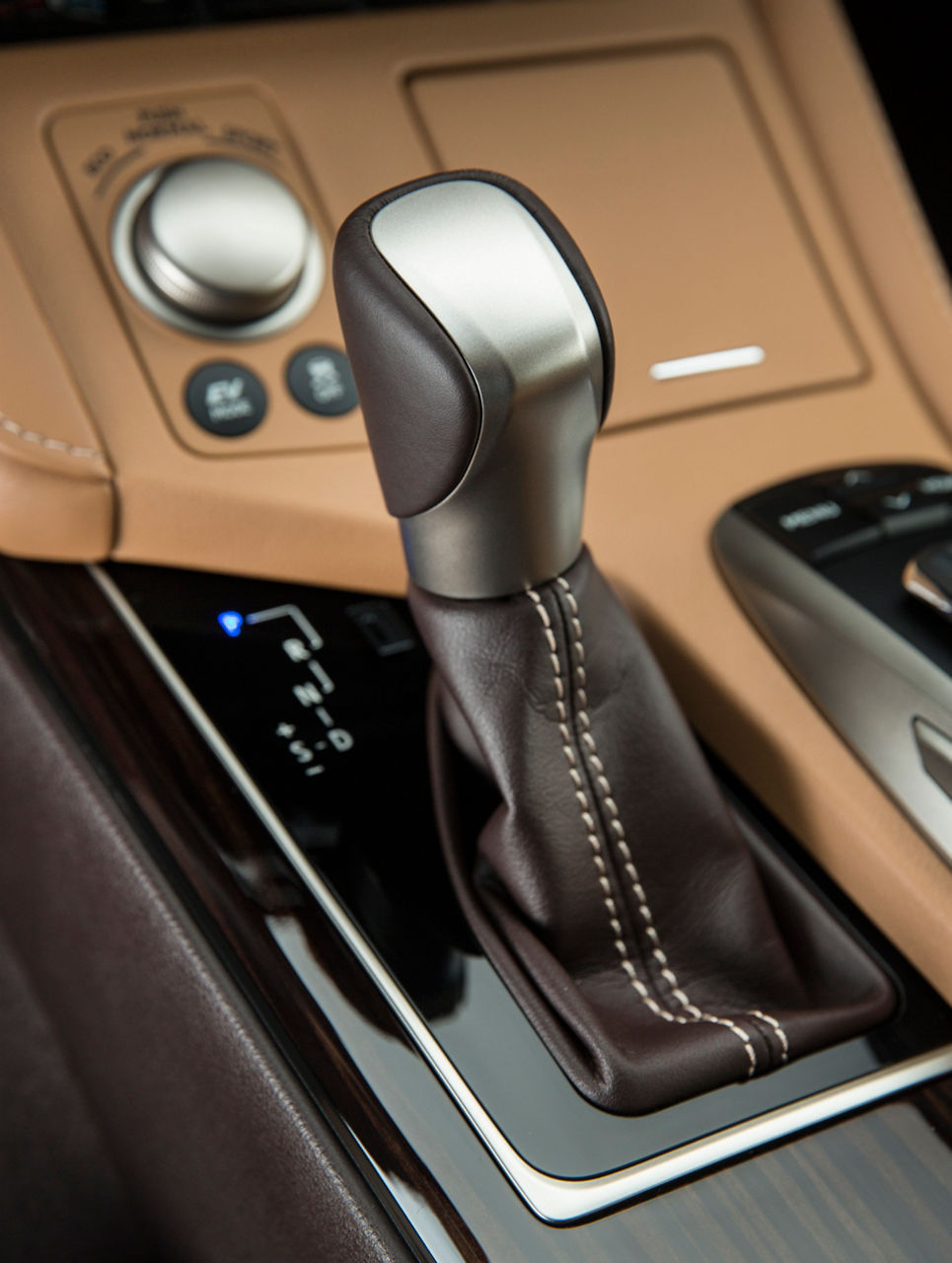 2016_Lexus_ES300h-29