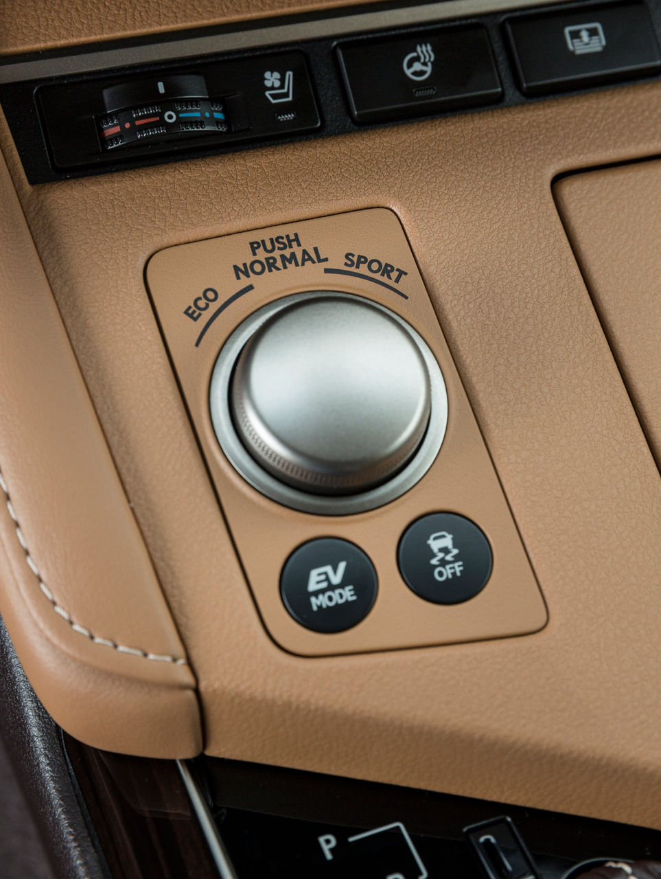 2016_Lexus_ES300h-30