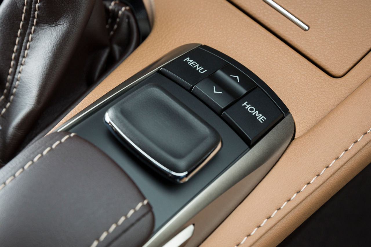 2016_Lexus_ES300h-31