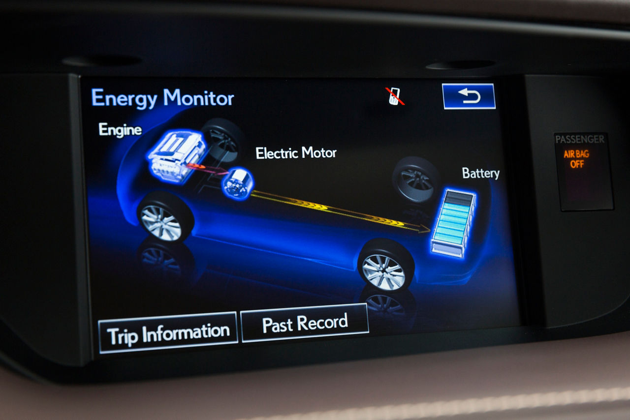 2016_Lexus_ES300h-32