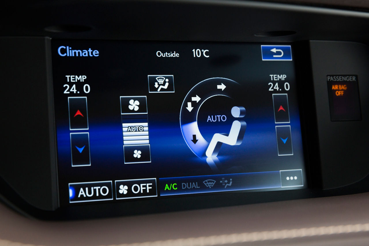 2016_Lexus_ES300h-34