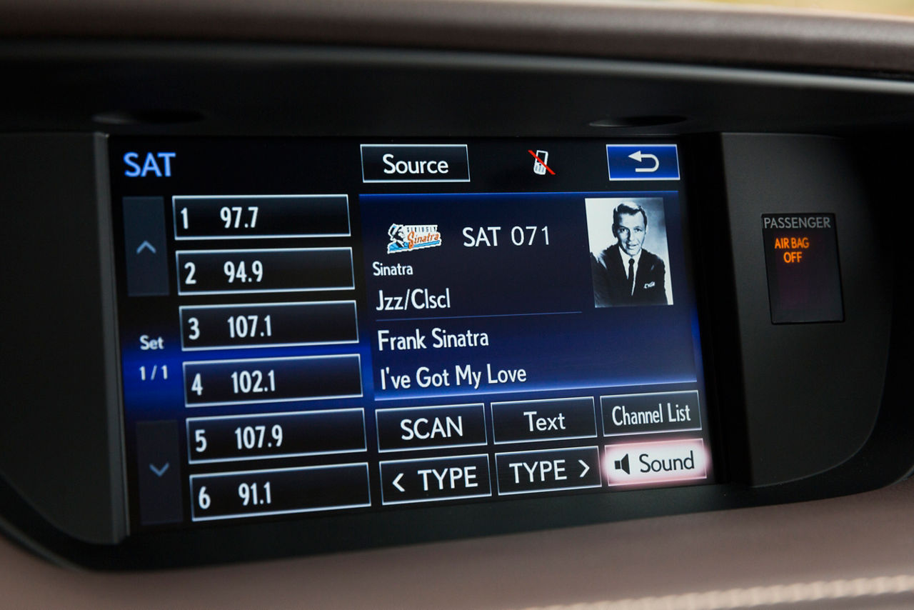 2016_Lexus_ES300h-35