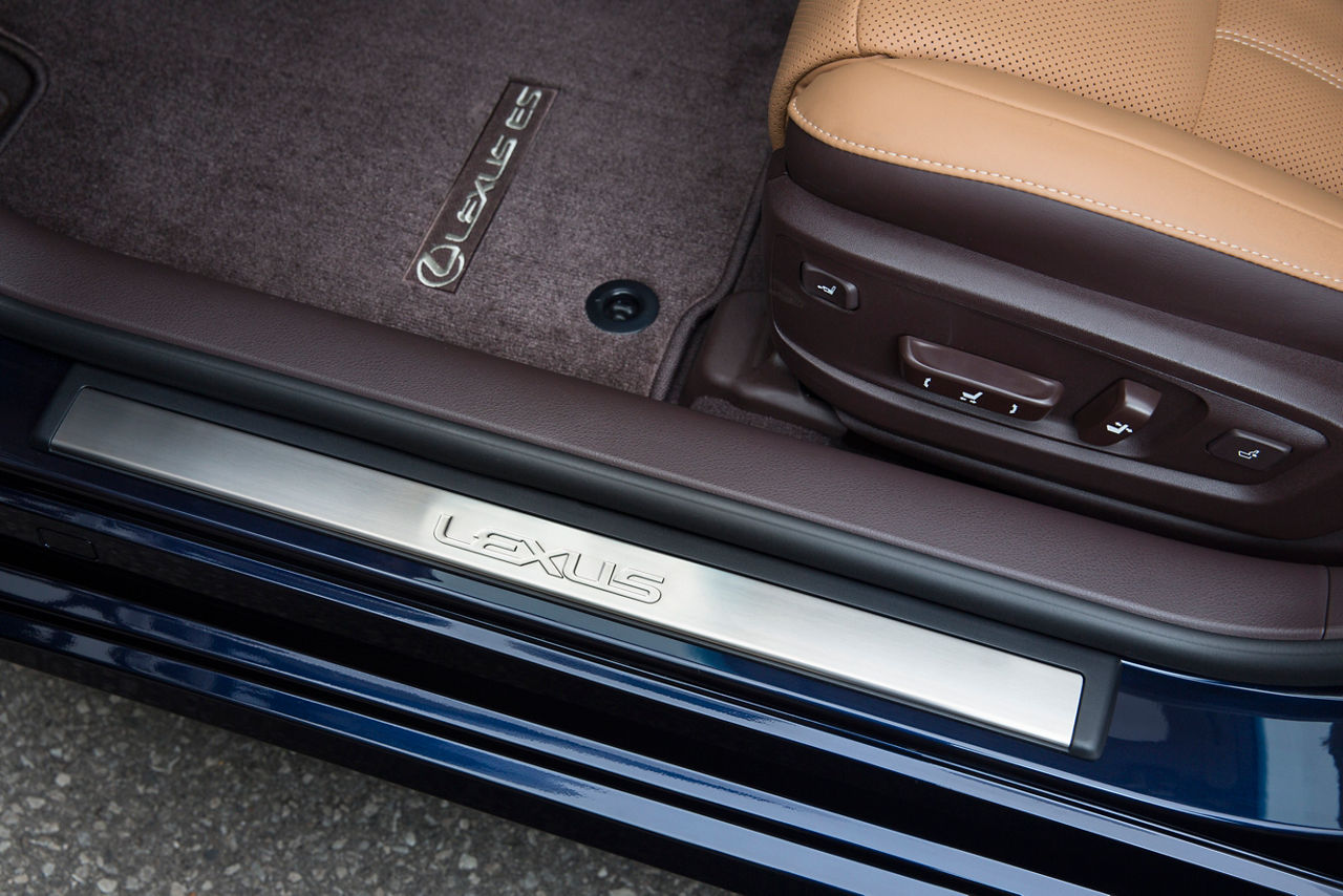 2016-2018_Lexus_ES350-18
