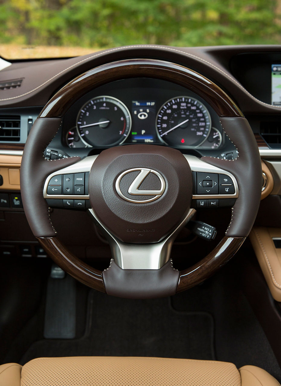2016-2018_Lexus_ES350-20