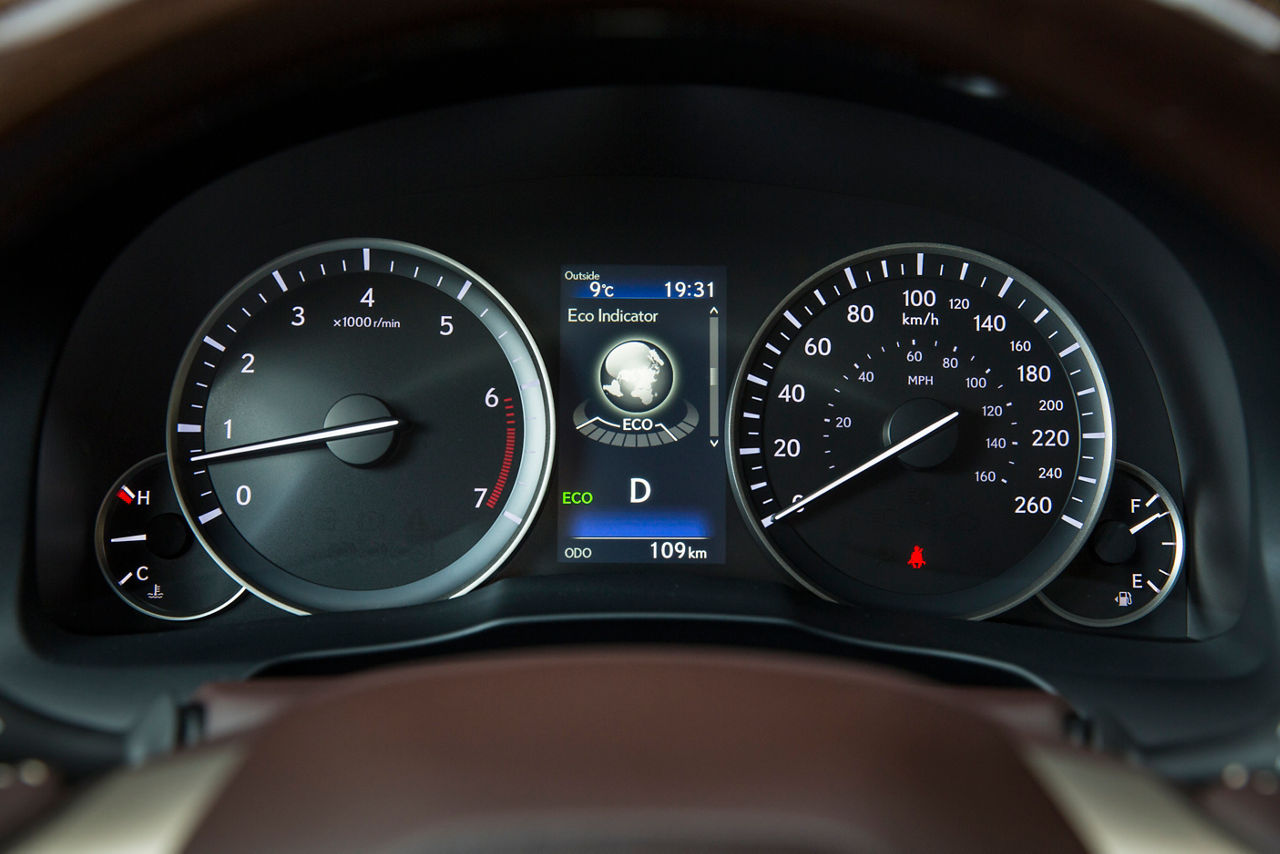 2016-2018_Lexus_ES350-22