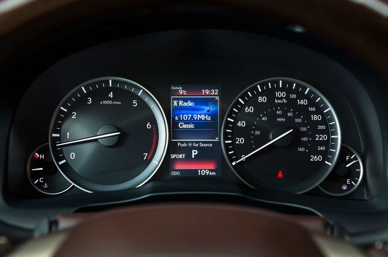 2016-2018_Lexus_ES350-23