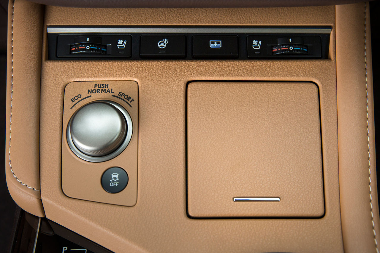 2016-2018_Lexus_ES350-25